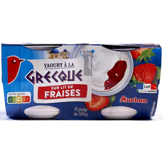 Yaourt à la grecque sur lit de fraises