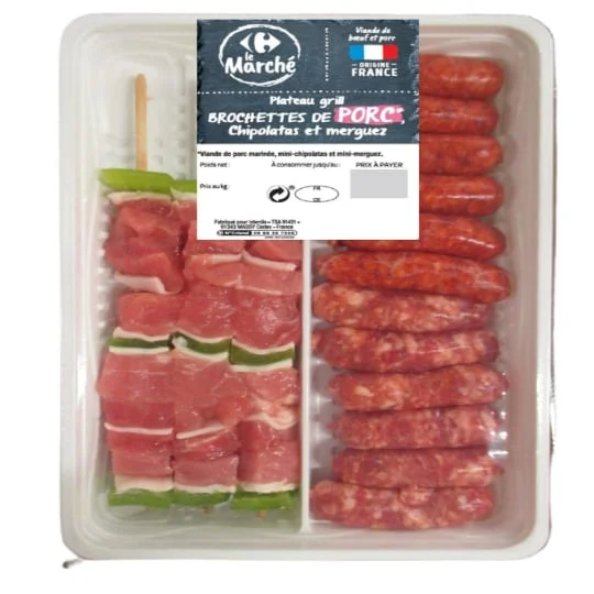 Assortiment de viandes plateau grill avec brochettes de porc