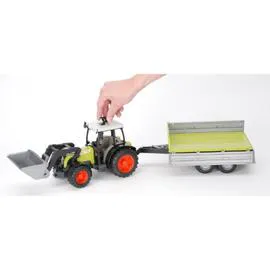 Tracteur Claas vert avec fourche et remorque (l'unité)