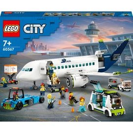 LEGO City 60367 L'Avion de Ligne, Jouet avec Bus de l'Aéroport, Remorqueur, Camion à Bagages et 9 Minifigurines