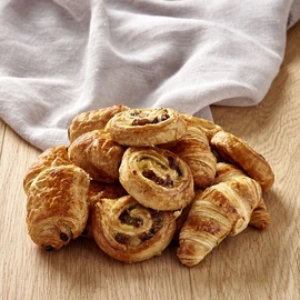 Assortiment mini viennoiserie croissant, pain chocolat et pain aux raisins (x12)